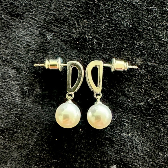 Elegant Silver and White Pearl Drop Earrings - Picture 5 of 5